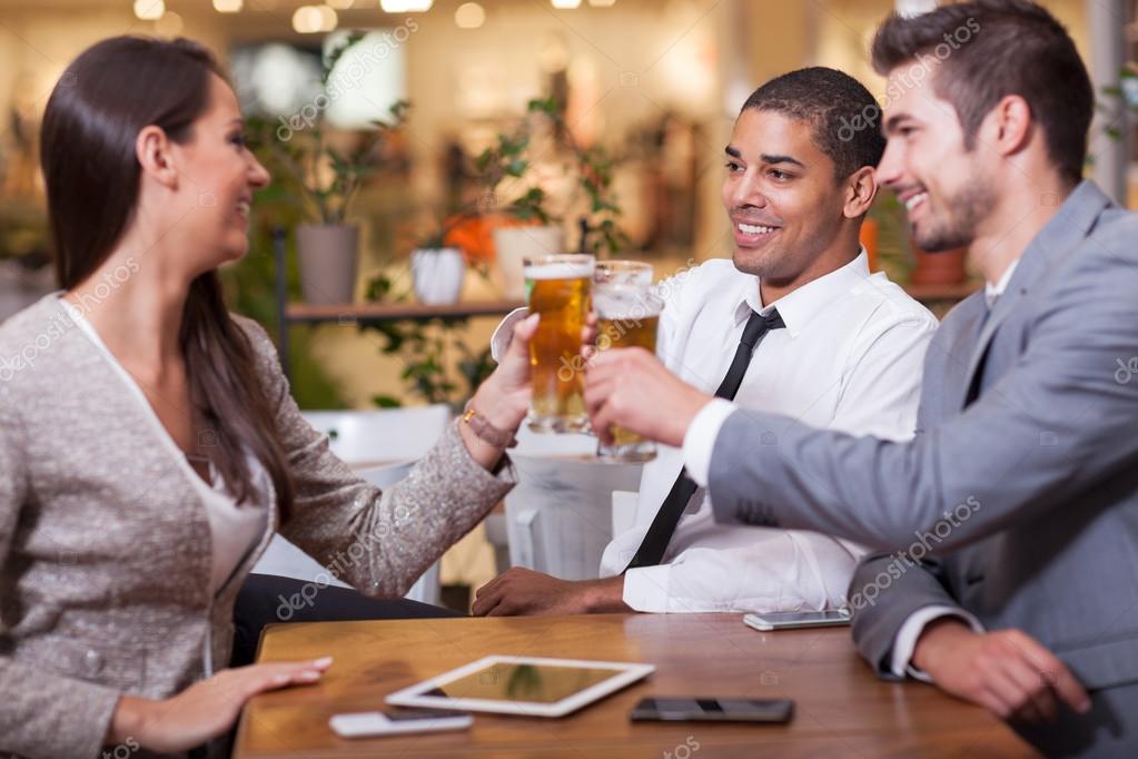 Amigos do sexo masculino e feminino chateados, assistindo a jogos de  esporte ou jogo de futebol e bebendo cerveja em um bar ou pub.