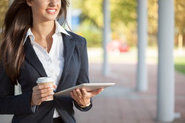Tablet pc açık kullanarak iş kadını