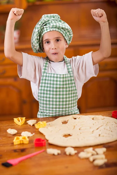 Ευτυχισμένο παιδί κάνει μπισκότα στην κουζίνα — Φωτογραφία Αρχείου