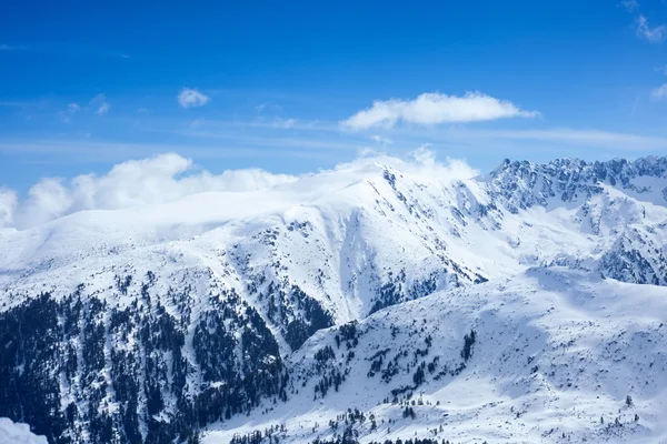 Beautiful snow-capped mountains against the blue sky — Stock Photo, Image