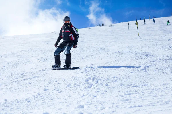 Junger Mann beim Snowboarden — Stockfoto