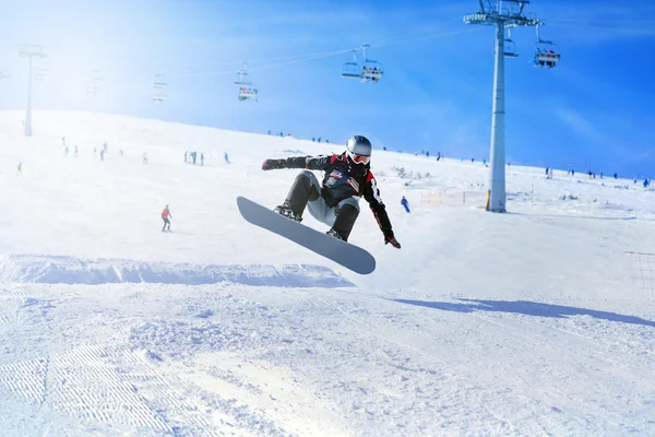 Сноубордист під час стрибка у горах — стокове фото