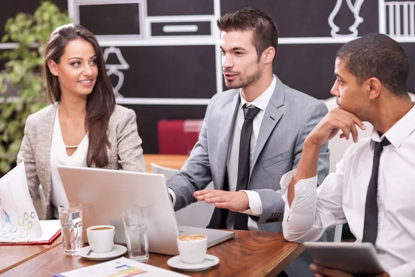 Young businessman holding a business presentation in a restauran — Stock Photo, Image