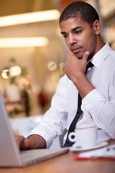 Jeune homme d'affaires dans la pause café de travail sur son ordinateur portable — Photo