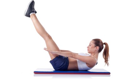 Gülümseyen fitness kadının karın egzersizleri yapması