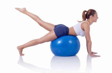 Kadın fitness topu üzerinde egzersiz