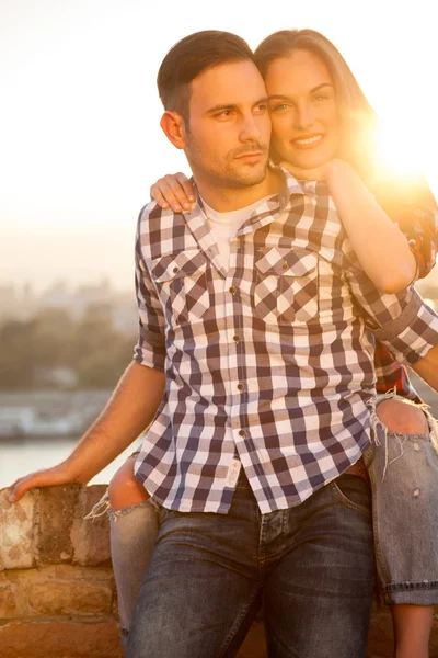 Pareja joven enamorada al atardecer —  Fotos de Stock