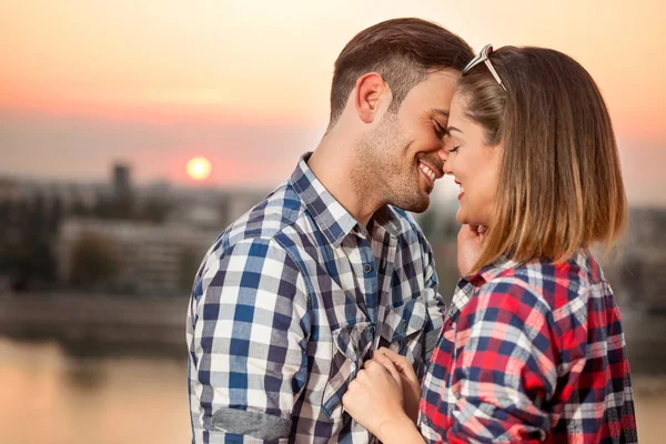 Pareja joven enamorada al aire libre.Pareja abrazándose . —  Fotos de Stock