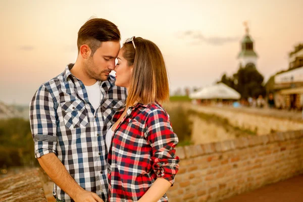 Jeune couple amoureux au coucher du soleil — Photo