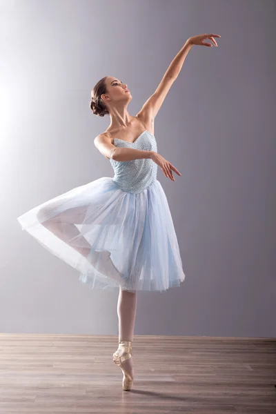 Jonge ballerina in ballet pose klassieke dans — Stockfoto