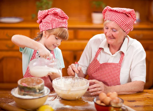 祖母和孙女厨师烤在厨房 — 图库照片