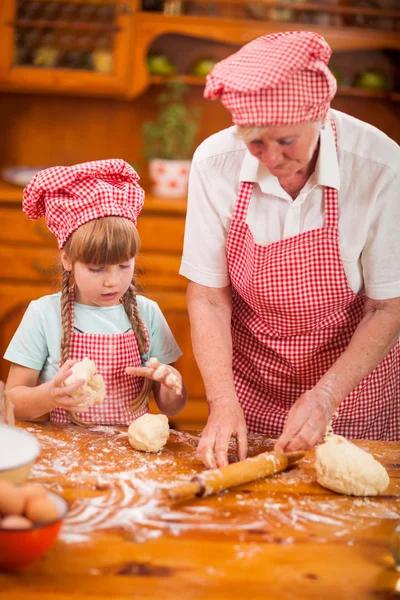 Grand-mère et petite-fille biscuits de cuisson préparer la pâte — Photo