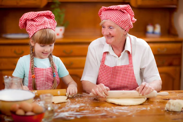 Babička a vnučka pečení cukroví připravit těsto — Stock fotografie