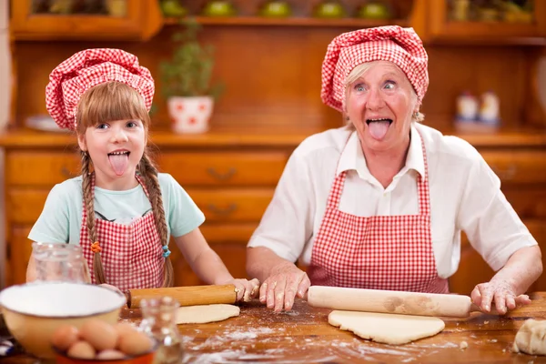 Engraçada avó e pequena neta lollygag no kitch — Fotografia de Stock