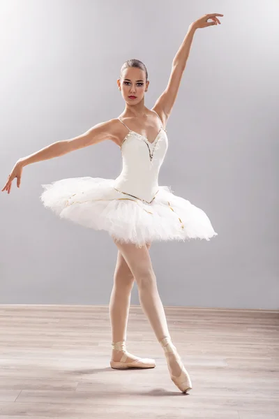 Ballerina in ballet pose klassieke dans — Stockfoto