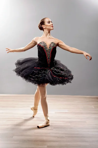 Mooie jonge ballerina in ballet pose klassieke dans — Stockfoto