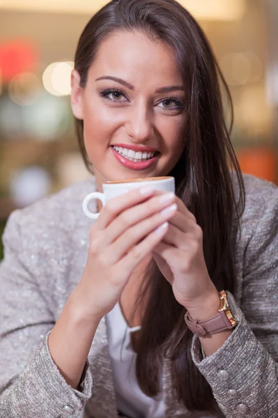 ビジネス女性が休憩時間に彼女はコーヒーを楽しんでいます — ストック写真