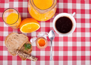 Yumuşak haşlanmış yumurta ve Mısır ekmeği kahvaltı için