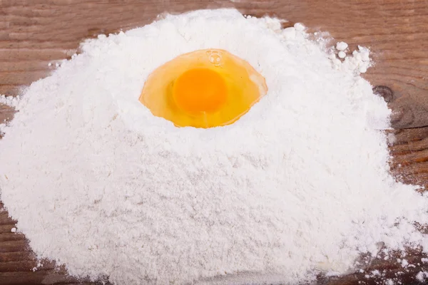 White flour and eggs — Stock Photo, Image