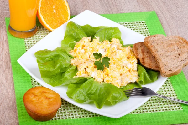 Jajecznica z soku pomarańczowego i chleb tostowy — Zdjęcie stockowe