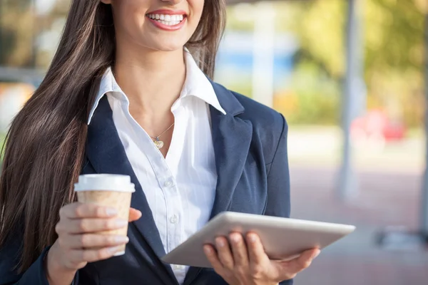 Geschäftsfrau nutzt Tablet-PC draußen — Stockfoto