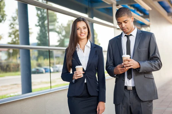 Smiling business man and woman on coffe break , over office buil — Stock Photo, Image