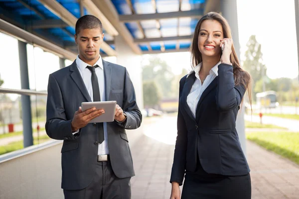 Sonriendo exitosa mujer de negocios hablando en el teléfono celular al aire libre — Foto de Stock