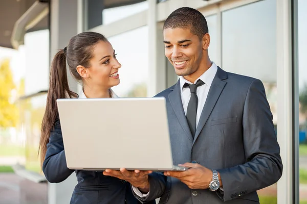 Business man and woman with laptop  talking,outdoor — Stock Photo, Image