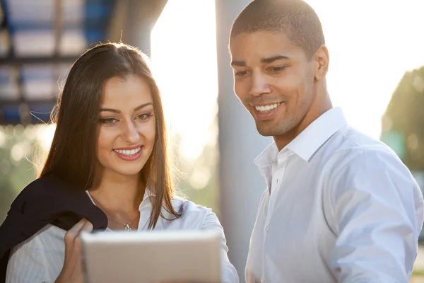 İş erkek ve kadın açık havada konuşurken tablet bilgisayar ile — Stok fotoğraf