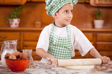 Mutfakta un ile oynayan genç komik çocuk