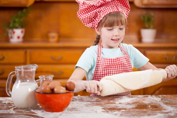 Feliz sonriente joven chef en la cocina haciendo masa — Foto de Stock