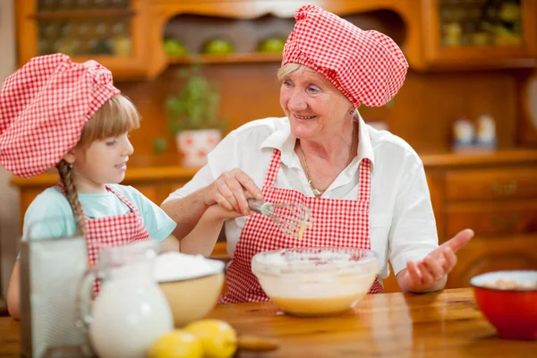 Grootmoeder en kleindochter koekjes bakken bereiden deeg — Stockfoto