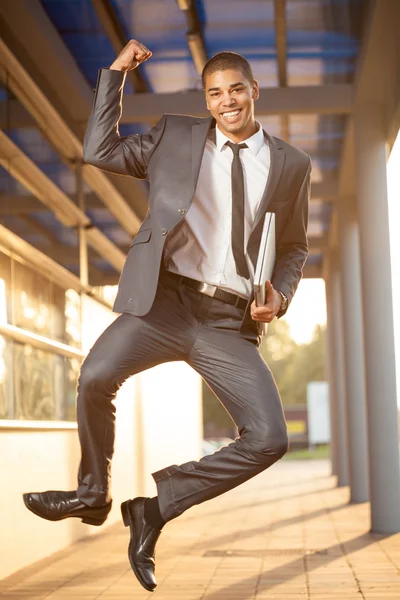 Aufgeregter Geschäftsmann beim Springen, Erfolgsfeier, Outdoor-Party — Stockfoto