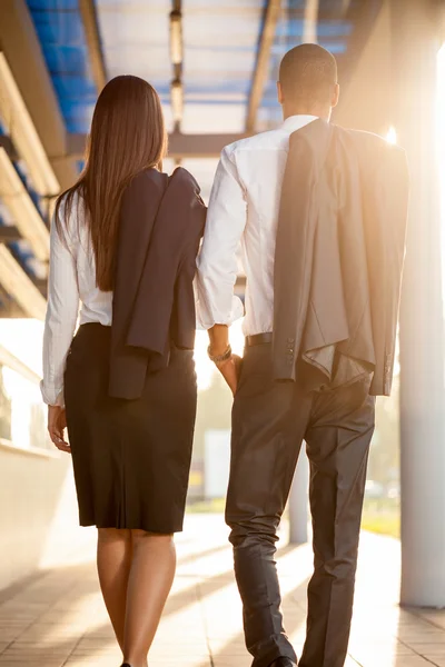 Hombre y mujer de negocios al aire libre, sobre edificio de oficinas —  Fotos de Stock