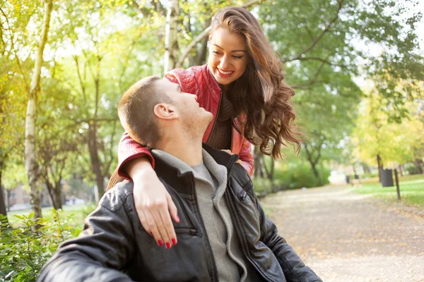 Romantisch paar in park, herfst instellen — Stockfoto