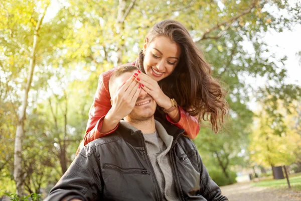 Casal apaixonado desfrutando no parque de outono — Fotografia de Stock