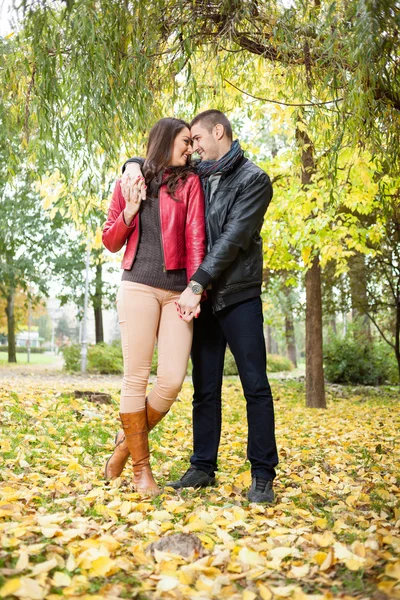 Jeune couple d'amour dans le parc d'automne — Photo