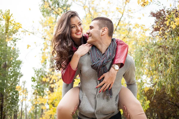 Jeune couple d'amour dans le parc d'automne — Photo