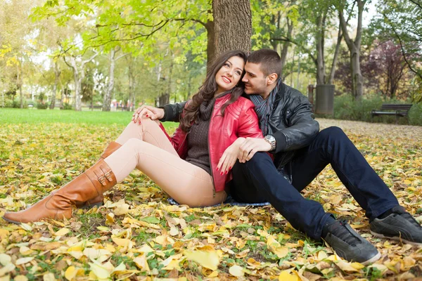 Jonge liefde paar in herfst park — Stockfoto