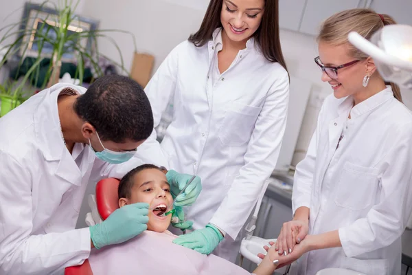 Primo piano del ragazzo con i denti esaminati da un dentista — Foto Stock