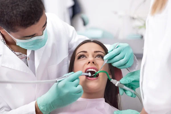 Dentista curando un niñas dientes — Foto de Stock