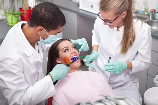 Afbeelding van een tandarts genezen van een meisjes tanden — Stockfoto