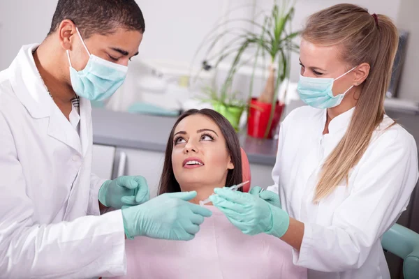 Diş hekimi asistanı bir şırınga hazırlanıyor anestezi — Stok fotoğraf