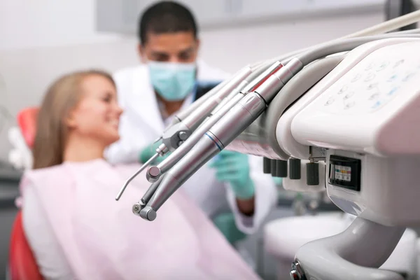 Diferentes instrumentos y herramientas dentales, en el fondo dentista y — Foto de Stock