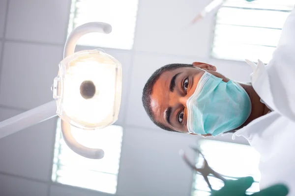 Dentista assustador e engraçado trabalhando com um paciente em wor protetor — Fotografia de Stock