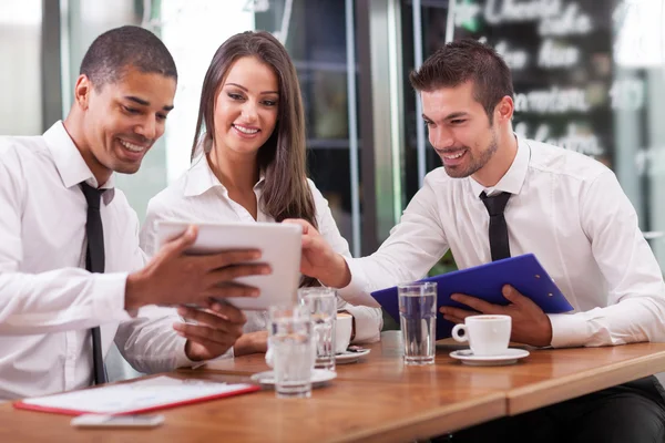 Jonge ondernemers met een zakelijke bijeenkomst bij koffie shop — Stockfoto