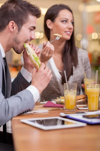 Podnikatelé si oběd v restauraci — Stock fotografie