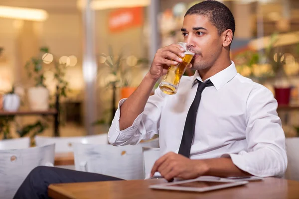 Affärsman som dricker öl — Stockfoto