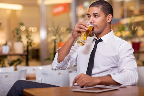 Zakenman bier drinken — Stockfoto