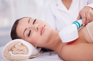 Genç kadın Güzellik Salonu elektrik masaj aldıktan